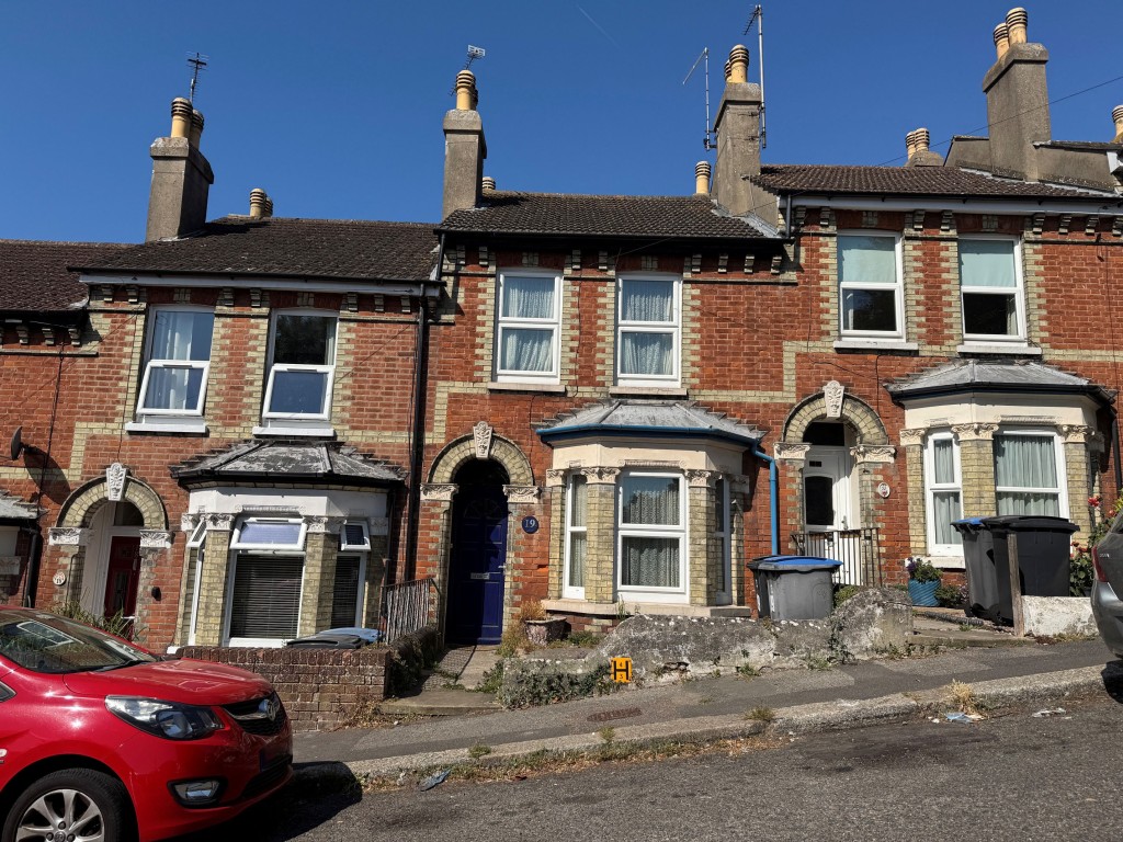 Lot: 185 - TERRACE HOUSE FOR IMPROVEMENT - Front of property